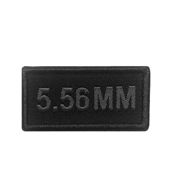 Patch calibre 5,56 mm brodé gris sur tissu noir