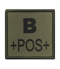 Groupe sanguin B positif brodé sur tissu vert olive