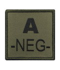 Groupe sanguin A négatif brodé sur tissu vert olive