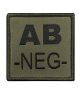 Groupe sanguin AB négatif brodé sur tissu vert olive