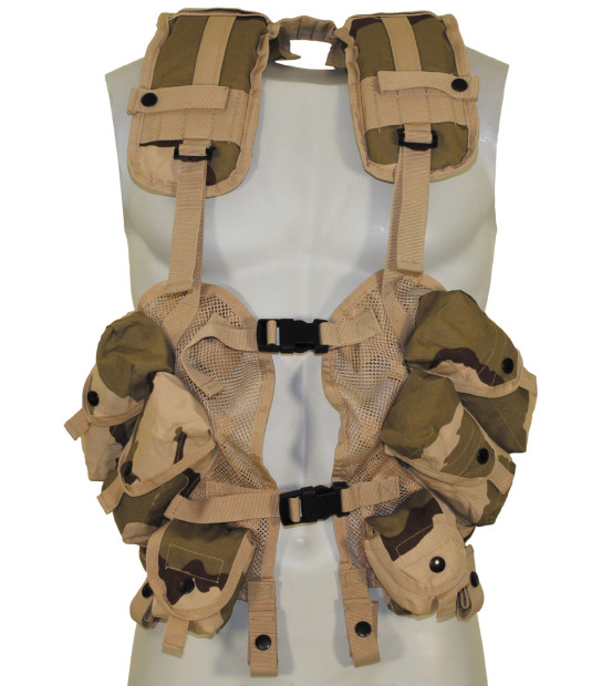 Voir En Arrière Les Soldats En Casque Et Les Munitions Militaires Dans Le Désert Sur Le Fond De