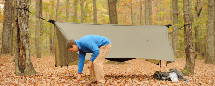 Les avantages du tarp en campement par rapport à une tente traditionnelle : liberté, légèreté et polyvalence